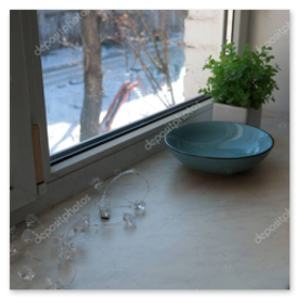 Marmurowy parapet w jasnej kuchni