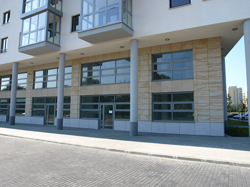 Parapet zewnętrzny z kamienia na elewacji