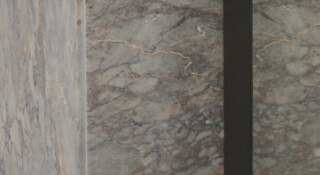 Parapet z kamienia przy oknie